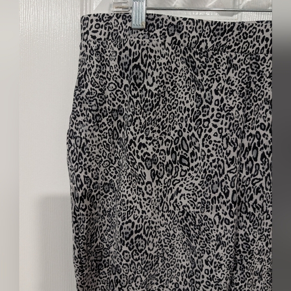 Chico's Black, White and Gray Cheetah Print Leggings in Size 2R (12R) - Picture 2 of 8